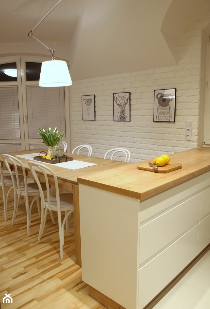 Metamorfoza salonu z aneksem kuchennym - Średnia beżowa jadalnia w kuchni - zdjęcie od Projektowanie wnętrz Olga Januszkiewicz - Homebook