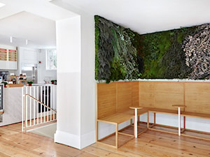 Kuchnia z zieloną ścianą - Średnia otwarta z kamiennym blatem szara z zabudowaną lodówką z lodówką wolnostojącą kuchnia w kształcie litery l z wyspą lub półwyspem z oknem, styl glamour - zdjęcie od Moss Trend