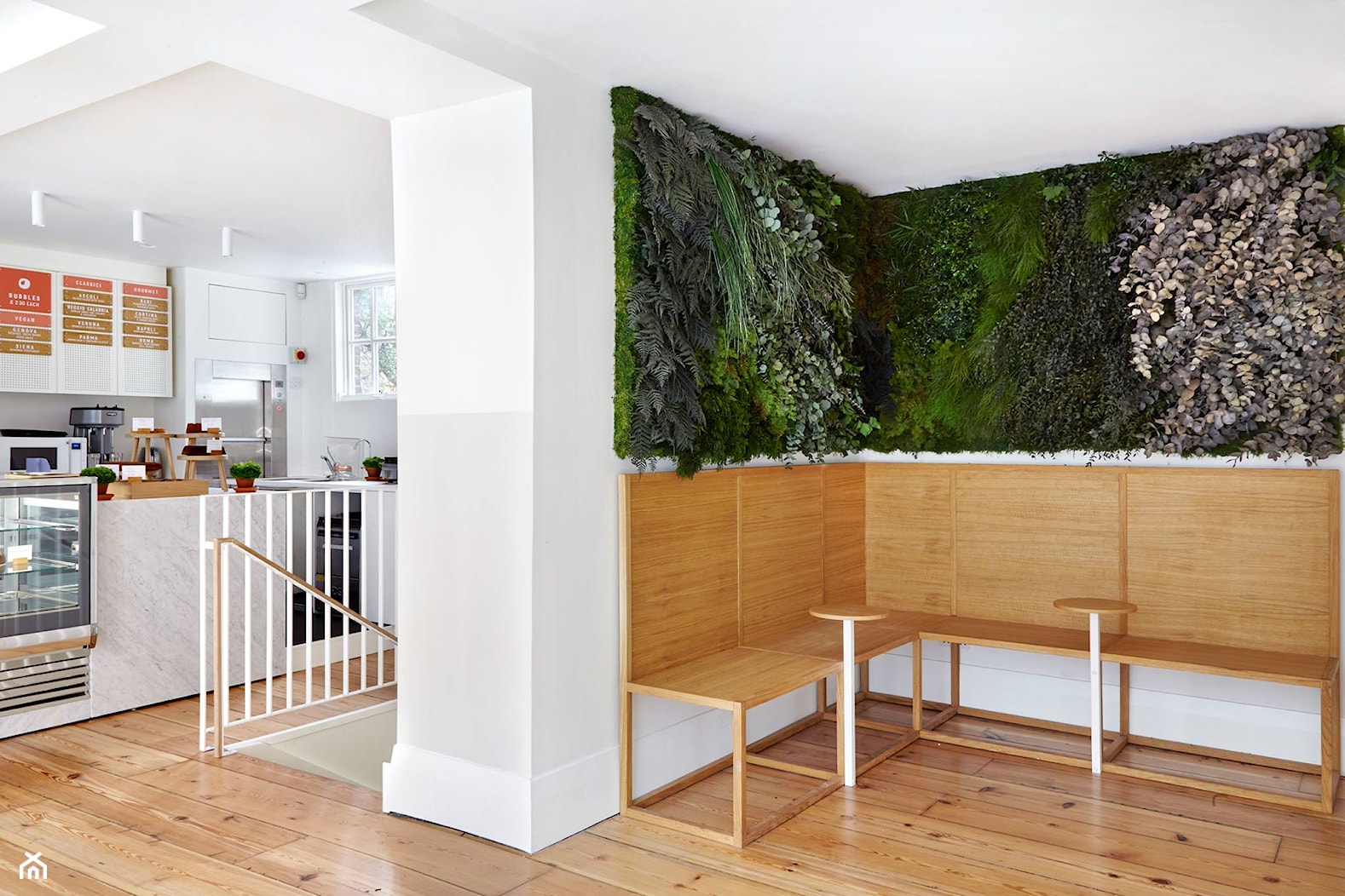 Kuchnia z zieloną ścianą - Średnia otwarta z kamiennym blatem szara z zabudowaną lodówką z lodówką wolnostojącą kuchnia w kształcie litery l z wyspą lub półwyspem z oknem, styl glamour - zdjęcie od Moss Trend - Homebook