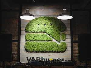 Zielony logotyp Varburger Bar - zdjęcie od Moss Trend