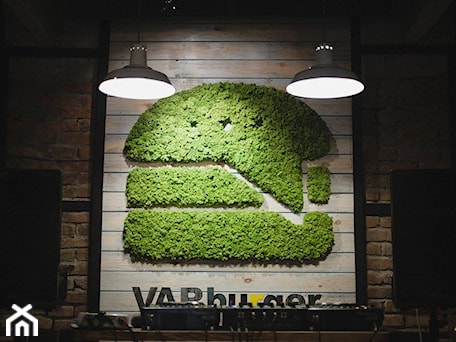Aranżacje wnętrz - Wnętrza publiczne: Zielony logotyp Varburger Bar - Moss Trend. Przeglądaj, dodawaj i zapisuj najlepsze zdjęcia, pomysły i inspiracje designerskie. W bazie mamy już prawie milion fotografii!