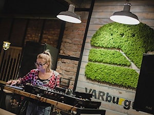 Zielony logotyp Varburger Bar - zdjęcie od Moss Trend