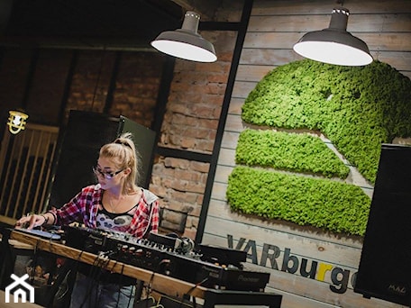 Aranżacje wnętrz - Wnętrza publiczne: Zielony logotyp Varburger Bar - Moss Trend. Przeglądaj, dodawaj i zapisuj najlepsze zdjęcia, pomysły i inspiracje designerskie. W bazie mamy już prawie milion fotografii!