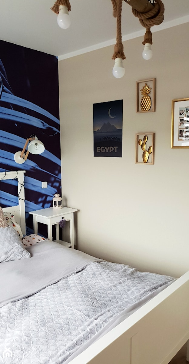 Moje 38 metrów - Mała beżowa czarna sypialnia, styl skandynawski - zdjęcie od Dominik Kulig