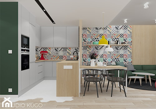 Dom w Zabrzu - Mała otwarta z salonem z zabudowaną lodówką z nablatowym zlewozmywakiem kuchnia w kształcie litery u - zdjęcie od STUDIO KUGO