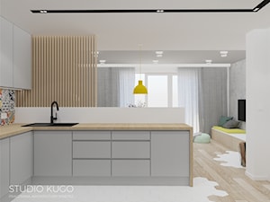 Dom w Zabrzu - Średnia otwarta z salonem biała szara z nablatowym zlewozmywakiem kuchnia w kształcie litery l z oknem - zdjęcie od STUDIO KUGO