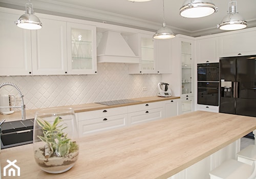 ProForm - Duża z salonem szara z zabudowaną lodówką kuchnia w kształcie litery g z oknem - zdjęcie od obuchowiczkuchnie