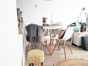 Moje mieszkanie - Mała biała jadalnia w salonie - zdjęcie od Aleksandra Chilecka-Salihaj