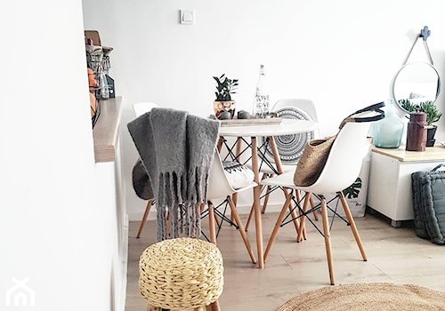 Moje mieszkanie - Mała biała jadalnia w salonie - zdjęcie od Aleksandra Chilecka-Salihaj