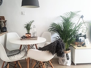 Moje mieszkanie - Mała biała jadalnia w salonie w kuchni - zdjęcie od Aleksandra Chilecka-Salihaj