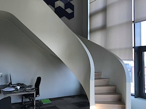 Małe białe biuro, styl nowoczesny - zdjęcie od a.p.rud schody