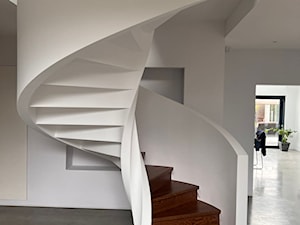 Schody Spiralne z balustradami pełnymi - Salon, styl nowoczesny - zdjęcie od a.p.rud schody
