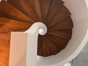 Schody Spiralne z balustradami pełnymi - Salon, styl nowoczesny - zdjęcie od a.p.rud schody