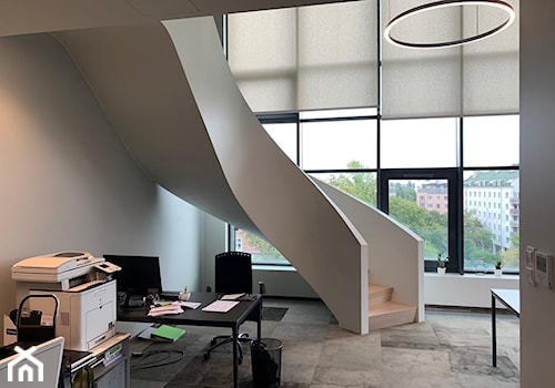 Średnie białe biuro, styl nowoczesny - zdjęcie od a.p.rud schody