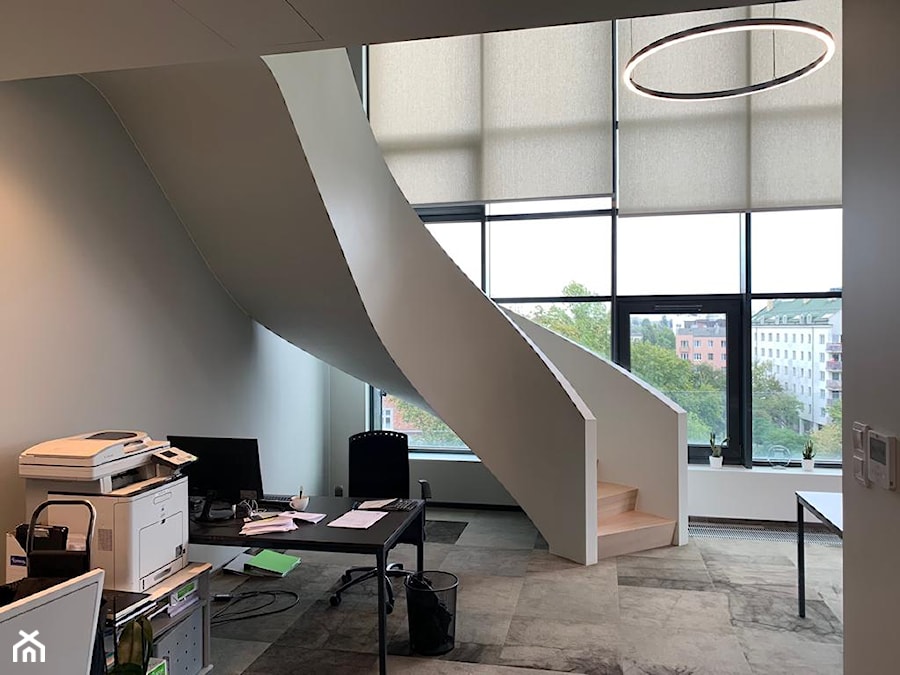 Średnie białe biuro, styl nowoczesny - zdjęcie od a.p.rud schody