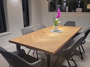 Stół dębowy z metalowymi nogami loft do jadalni salonu GOVER - zdjęcie od RaWood Premium Furniture