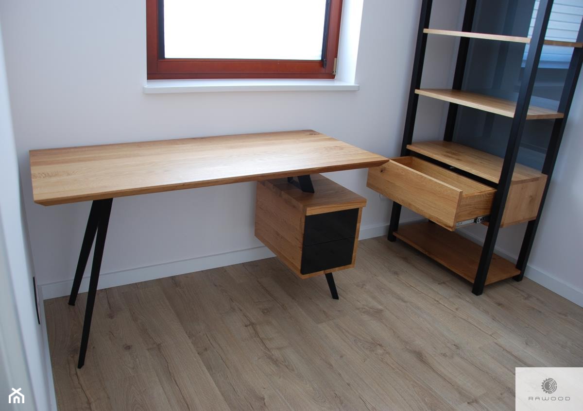 Designerskie biurko dębowe na metalowych nogach do biura VITA - zdjęcie od RaWood Premium Furniture - Homebook