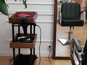 Industrialny wózek fryzjerski na kółkach z drewna litego - zdjęcie od RaWood Premium Furniture