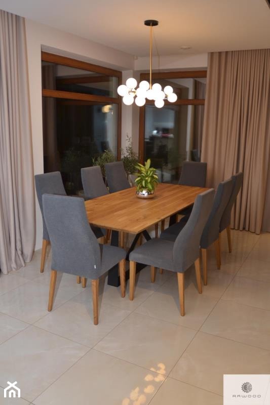 Stół z drewna dębowego na metalowej podstawie do jadalni salonu BORNEO - zdjęcie od RaWood Premium Furniture - Homebook