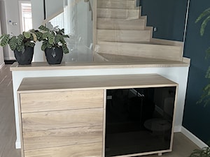 Komoda drewniana ze szklanym frontem BERGEN - zdjęcie od RaWood Premium Furniture