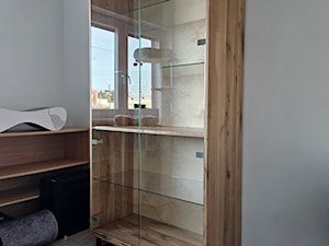 Nowoczesna witryna dębowa z półkami i szklanymi drzwiami DELIO II - zdjęcie od RaWood Premium Furniture