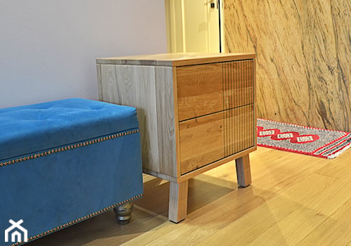 Dębowa szafka nocna z szufladami do sypialni NESS - zdjęcie od RaWood Premium Furniture