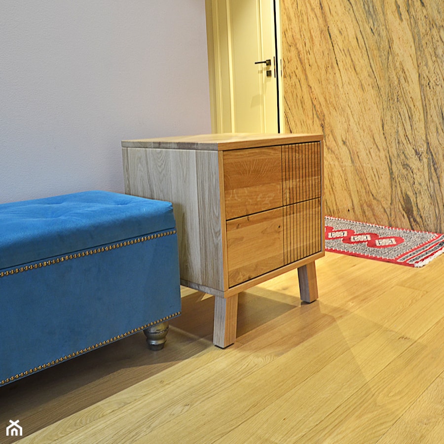 Dębowa szafka nocna z szufladami do sypialni NESS - zdjęcie od RaWood Premium Furniture