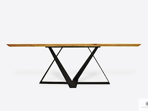 Stół z drewna dębowego na metalowej podstawie do jadalni salonu BORNEO - zdjęcie od RaWood Premium Furniture