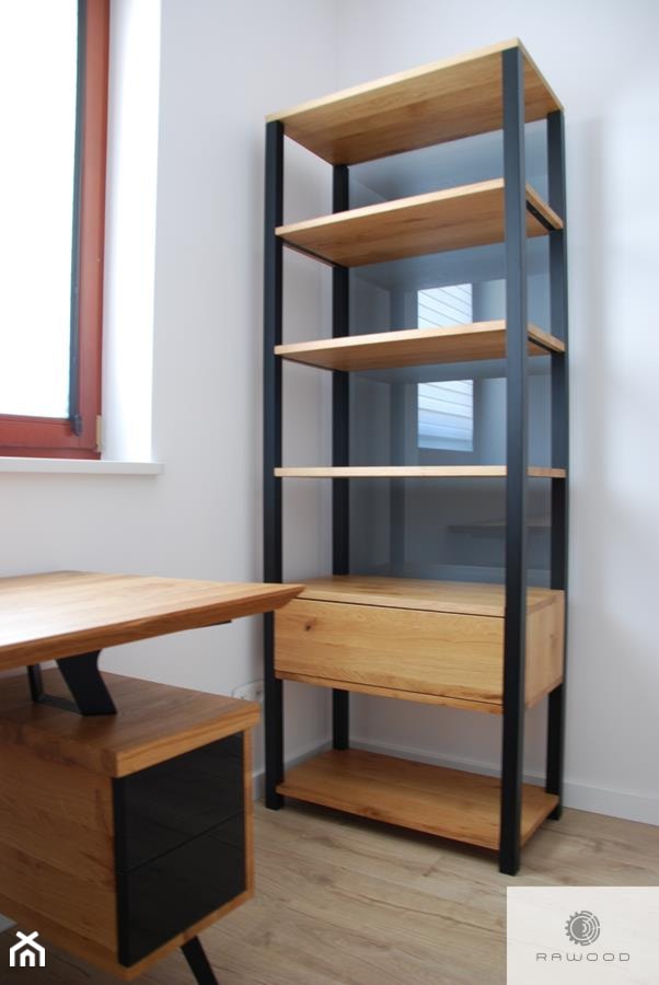 Industrialny regał loftowy dębowy na książki do salonu gabinetu MILAN - zdjęcie od RaWood Premium Furniture - Homebook