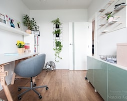 _08 - Średnie w osobnym pomieszczeniu z zabudowanym biurkiem białe biuro, styl nowoczesny - zdjęcie od Pracownia Projektowa Natalia Kedzior - Homebook