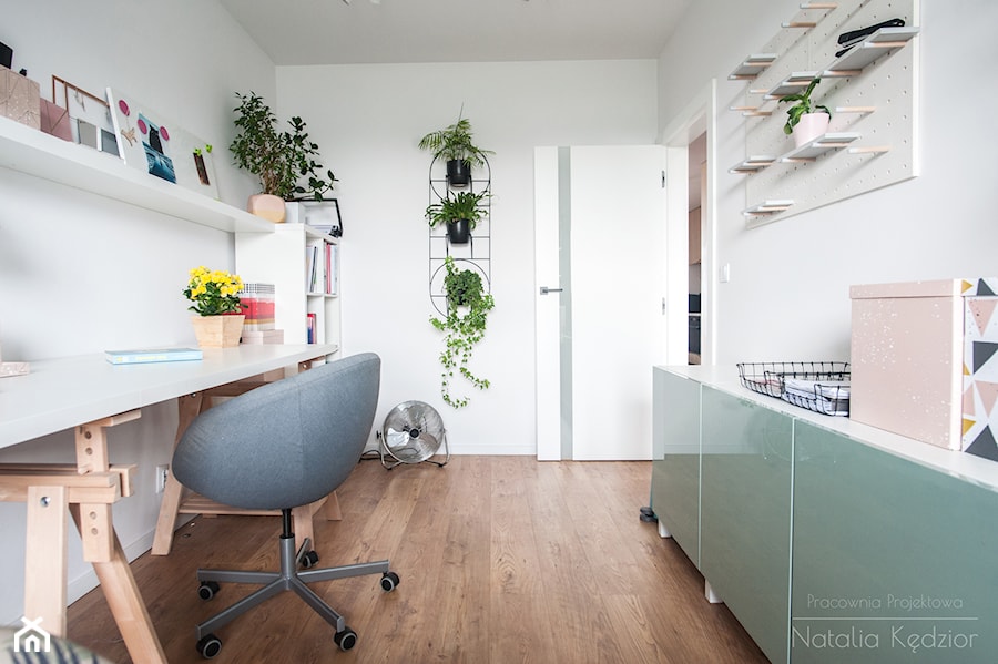 _08 - Średnie w osobnym pomieszczeniu z zabudowanym biurkiem białe biuro, styl nowoczesny - zdjęcie od Pracownia Projektowa Natalia Kedzior