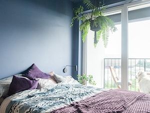 _08 - Mała czarna sypialnia z balkonem / tarasem, styl minimalistyczny - zdjęcie od Pracownia Projektowa Natalia Kedzior