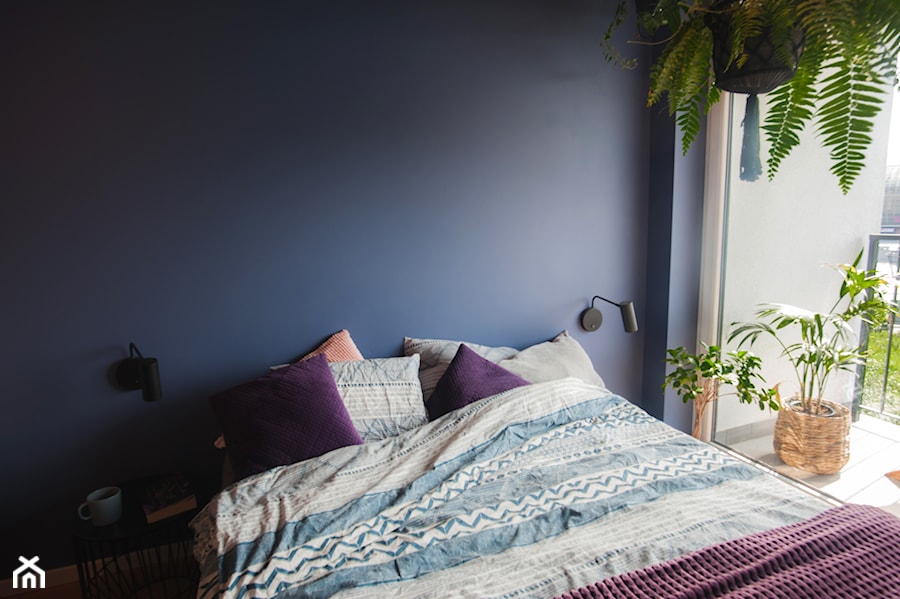 _08 - Mała niebieska sypialnia z balkonem / tarasem, styl nowoczesny - zdjęcie od Pracownia Projektowa Natalia Kedzior
