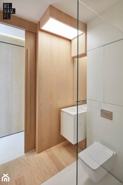 Biel i drewno w prostych formach - Średnia bez okna łazienka, styl nowoczesny - zdjęcie od 81.WAW.PL - Homebook