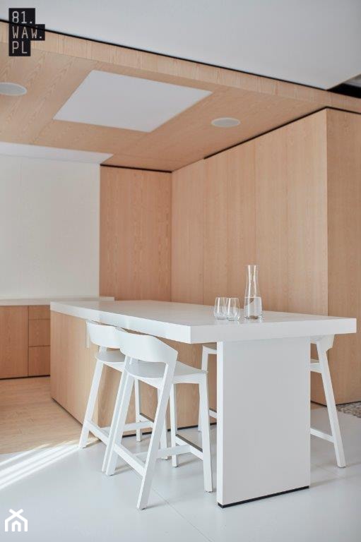 Biel i drewno w prostych formach - Średnia biała jadalnia w kuchni, styl minimalistyczny - zdjęcie od 81.WAW.PL