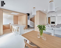 Biel i drewno w prostych formach - Średnia beżowa biała jadalnia w salonie, styl minimalistyczny - zdjęcie od 81.WAW.PL - Homebook
