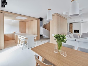 Biel i drewno w prostych formach - Średnia beżowa biała jadalnia w salonie, styl minimalistyczny - zdjęcie od 81.WAW.PL