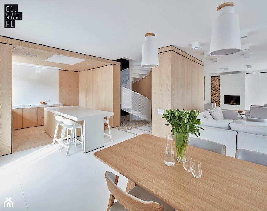 Biel i drewno w prostych formach - Średnia beżowa biała jadalnia w salonie, styl minimalistyczny - zdjęcie od 81.WAW.PL
