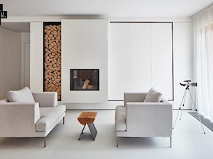 Biel i drewno w prostych formach - Mały biały salon, styl minimalistyczny - zdjęcie od 81.WAW.PL