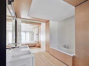 Biel i drewno w prostych formach - Duża na poddaszu łazienka z oknem, styl minimalistyczny - zdjęcie od 81.WAW.PL