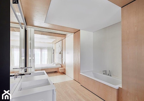 Biel i drewno w prostych formach - Duża na poddaszu łazienka z oknem, styl minimalistyczny - zdjęcie od 81.WAW.PL