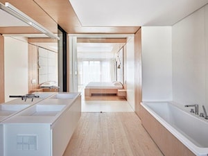 Biel i drewno w prostych formach - Duża bez okna z dwoma umywalkami łazienka, styl minimalistyczny - zdjęcie od 81.WAW.PL