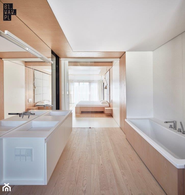 Biel i drewno w prostych formach - Duża bez okna z dwoma umywalkami łazienka, styl minimalistyczny - zdjęcie od 81.WAW.PL - Homebook