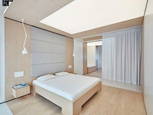 Biel i drewno w prostych formach - Średnia biała sypialnia, styl minimalistyczny - zdjęcie od 81.WAW.PL
