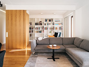 Mieszkanie z "ukrytym' gabinetem - Mały biały salon, styl minimalistyczny - zdjęcie od 81.WAW.PL