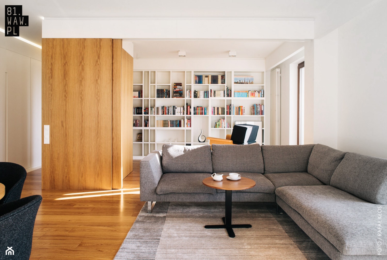 Mieszkanie z "ukrytym' gabinetem - Mały biały salon, styl minimalistyczny - zdjęcie od 81.WAW.PL - Homebook