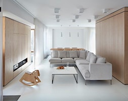 Biel i drewno w prostych formach - Mały biały salon z jadalnią, styl minimalistyczny - zdjęcie od 81.WAW.PL - Homebook