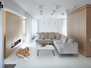 Biel i drewno w prostych formach - Mały biały salon z jadalnią, styl minimalistyczny - zdjęcie od 81.WAW.PL