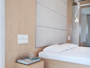 Biel i drewno w prostych formach - Mała szara sypialnia, styl minimalistyczny - zdjęcie od 81.WAW.PL