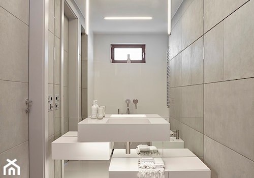 Betonowa kostka - Mała z lustrem łazienka z oknem, styl nowoczesny - zdjęcie od 81.WAW.PL